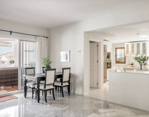 APARTAMENTO DE ESTILO ESPAÑOL CON IMPRESIONANTES VISTAS EN VENTA EN BENAHAVÍS