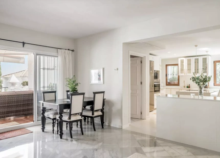 APARTAMENTO DE ESTILO ESPAÑOL CON IMPRESIONANTES VISTAS EN VENTA EN BENAHAVÍS