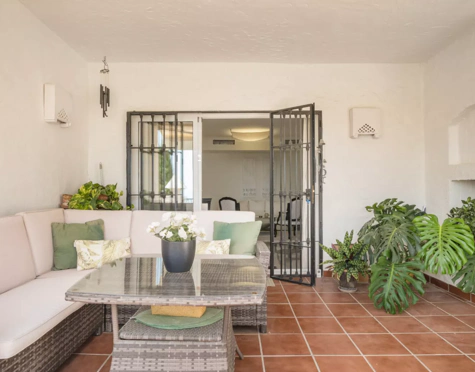 Apartamento en venta en Las Colinas de Marbella, Benahavis
