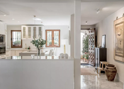 APARTAMENTO DE ESTILO ESPAÑOL CON IMPRESIONANTES VISTAS EN VENTA EN BENAHAVÍS