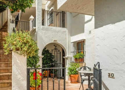 APARTAMENTO DE ESTILO ESPAÑOL CON IMPRESIONANTES VISTAS EN VENTA EN BENAHAVÍS