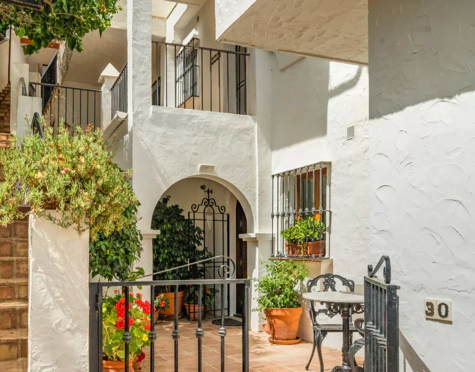 Apartamento en venta en Las Colinas de Marbella, Benahavis