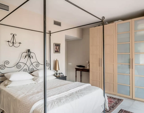 Apartamento en venta en Las Colinas de Marbella, Benahavis