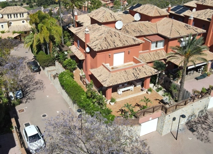VILLA ADOSADA EN EL CAMPO DE GOLF SANTA CLARA, MARBELLA