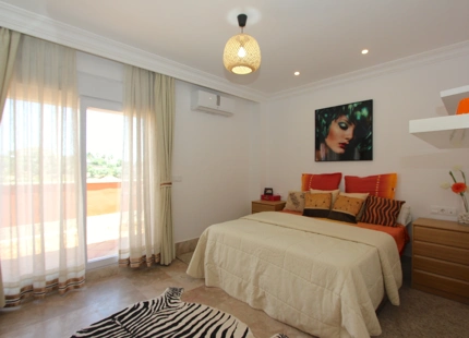 VILLA ADOSADA EN EL CAMPO DE GOLF SANTA CLARA, MARBELLA
