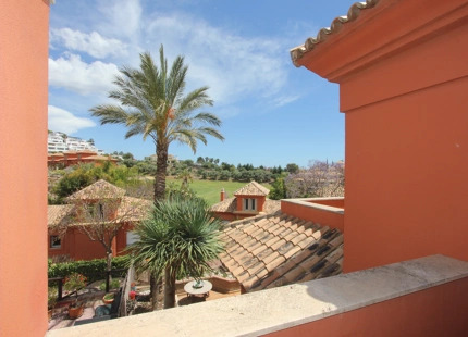 VILLA ADOSADA EN EL CAMPO DE GOLF SANTA CLARA, MARBELLA