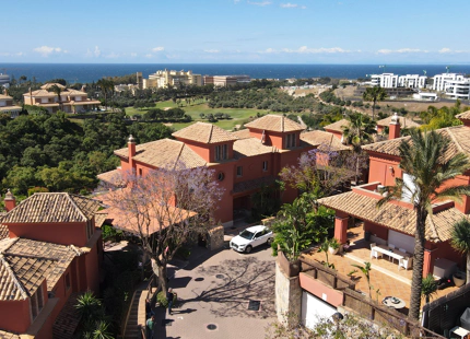 VILLA ADOSADA EN EL CAMPO DE GOLF SANTA CLARA, MARBELLA