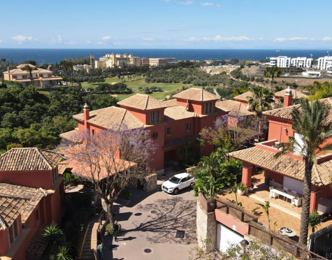 VILLA ADOSADA EN EL CAMPO DE GOLF SANTA CLARA, MARBELLA