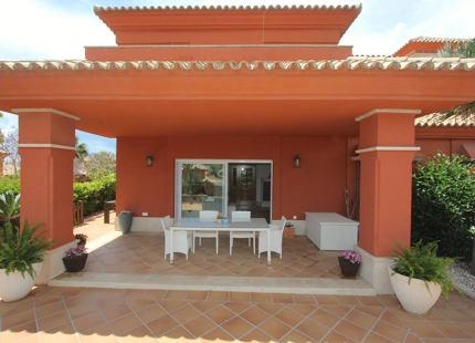 VILLA ADOSADA EN EL CAMPO DE GOLF SANTA CLARA, MARBELLA