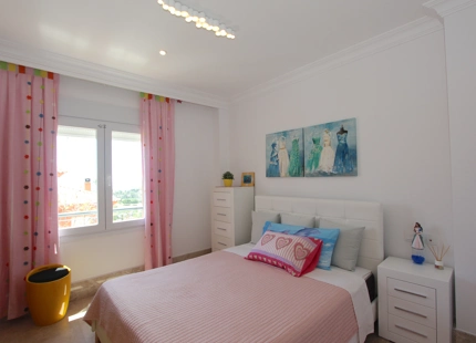 VILLA ADOSADA EN EL CAMPO DE GOLF SANTA CLARA, MARBELLA