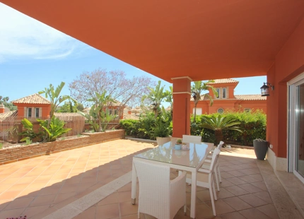 VILLA ADOSADA EN EL CAMPO DE GOLF SANTA CLARA, MARBELLA
