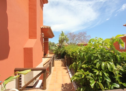VILLA ADOSADA EN EL CAMPO DE GOLF SANTA CLARA, MARBELLA