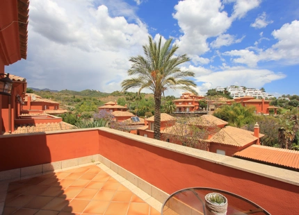 VILLA ADOSADA EN EL CAMPO DE GOLF SANTA CLARA, MARBELLA
