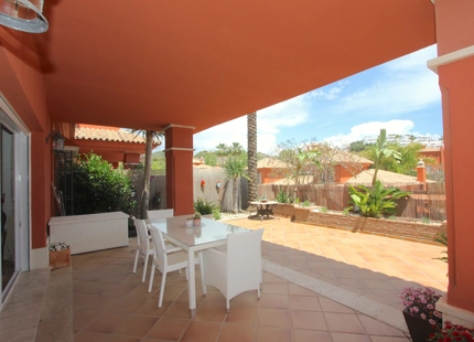 VILLA ADOSADA EN EL CAMPO DE GOLF SANTA CLARA, MARBELLA