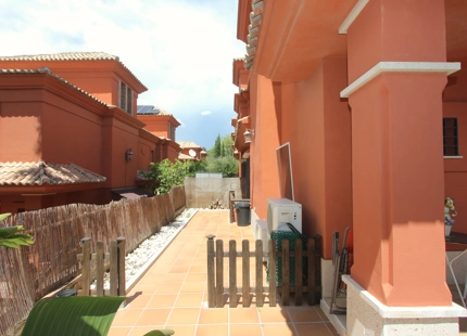 VILLA ADOSADA EN EL CAMPO DE GOLF SANTA CLARA, MARBELLA