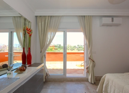 VILLA ADOSADA EN EL CAMPO DE GOLF SANTA CLARA, MARBELLA