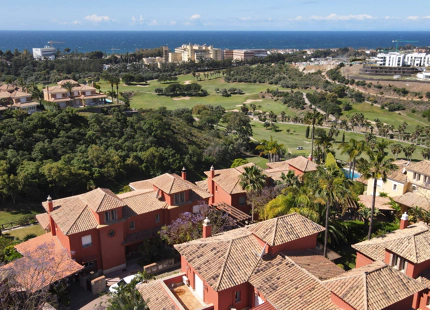 VILLA ADOSADA EN EL CAMPO DE GOLF SANTA CLARA, MARBELLA