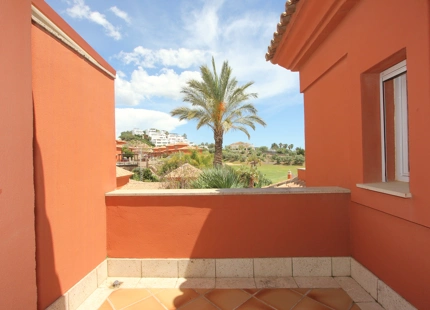 VILLA ADOSADA EN EL CAMPO DE GOLF SANTA CLARA, MARBELLA