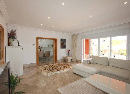 VILLA ADOSADA EN EL CAMPO DE GOLF SANTA CLARA, MARBELLA