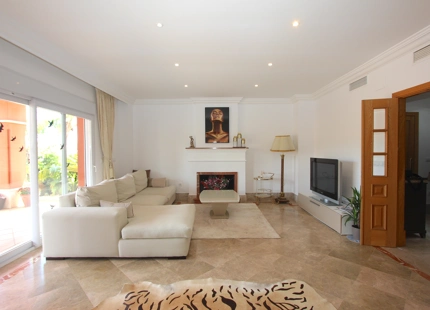 VILLA ADOSADA EN EL CAMPO DE GOLF SANTA CLARA, MARBELLA