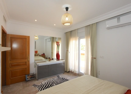VILLA ADOSADA EN EL CAMPO DE GOLF SANTA CLARA, MARBELLA