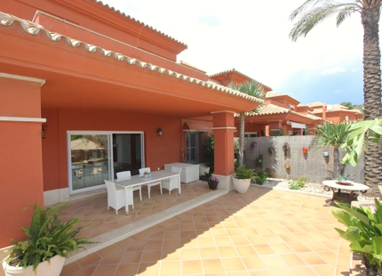 VILLA ADOSADA EN EL CAMPO DE GOLF SANTA CLARA, MARBELLA