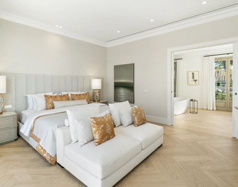 Villa for sale in La Cerquilla, Nueva Andalucia
