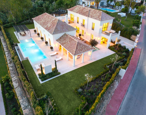 Villa for sale in La Cerquilla, Nueva Andalucia