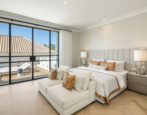 Villa for sale in La Cerquilla, Nueva Andalucia