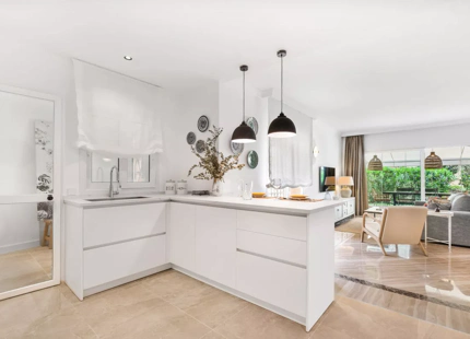 APARTAMENTO EN PLANTA BAJA CERCA DE PLAYAS Y CAMPOS DE GOLF EN VENTA EN MARBELLA ESTE