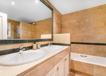 APARTAMENTO EN PLANTA BAJA CERCA DE PLAYAS Y CAMPOS DE GOLF EN VENTA EN MARBELLA ESTE