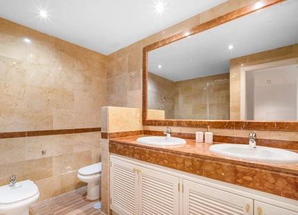 APARTAMENTO EN PLANTA BAJA CERCA DE PLAYAS Y CAMPOS DE GOLF EN VENTA EN MARBELLA ESTE