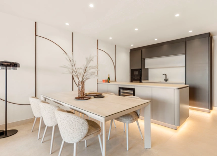 APARTAMENTO RENOVADO EN PRIMERA LÍNEA DE PLAYA EN VENTA EN ESTEPONA