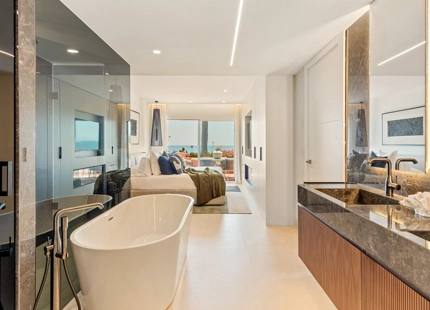 APARTAMENTO RENOVADO EN PRIMERA LÍNEA DE PLAYA EN VENTA EN ESTEPONA