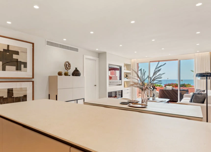 APARTAMENTO RENOVADO EN PRIMERA LÍNEA DE PLAYA EN VENTA EN ESTEPONA