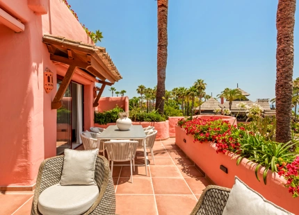 APARTAMENTO RENOVADO EN PRIMERA LÍNEA DE PLAYA EN VENTA EN ESTEPONA