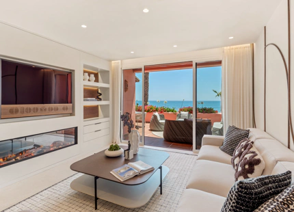 APARTAMENTO RENOVADO EN PRIMERA LÍNEA DE PLAYA EN VENTA EN ESTEPONA