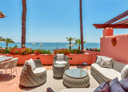 APARTAMENTO RENOVADO EN PRIMERA LÍNEA DE PLAYA EN VENTA EN ESTEPONA