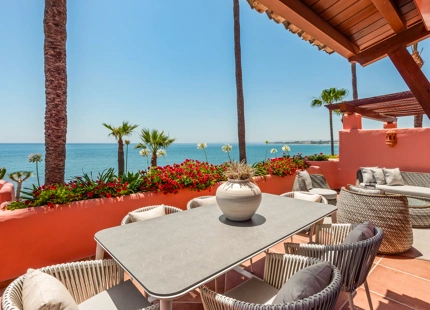 APARTAMENTO RENOVADO EN PRIMERA LÍNEA DE PLAYA EN VENTA EN ESTEPONA