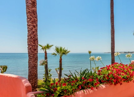 APARTAMENTO RENOVADO EN PRIMERA LÍNEA DE PLAYA EN VENTA EN ESTEPONA
