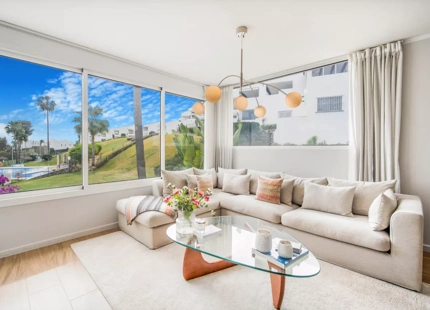 ACOGEDOR ÁTICO DÚPLEX CON VISTAS AL GOLF EN VENTA EN NUEVA ANDALUCÍA