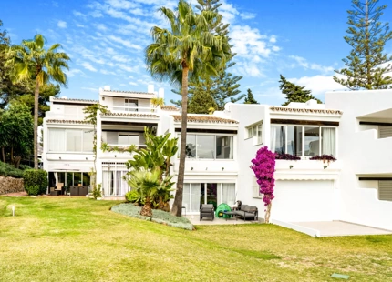 ACOGEDOR ÁTICO DÚPLEX CON VISTAS AL GOLF EN VENTA EN NUEVA ANDALUCÍA