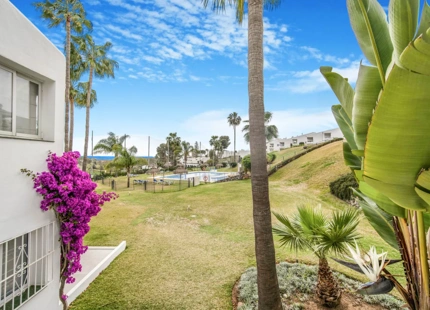 ACOGEDOR ÁTICO DÚPLEX CON VISTAS AL GOLF EN VENTA EN NUEVA ANDALUCÍA