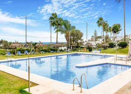 ACOGEDOR ÁTICO DÚPLEX CON VISTAS AL GOLF EN VENTA EN NUEVA ANDALUCÍA