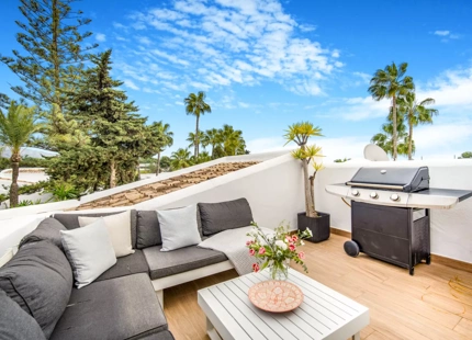ACOGEDOR ÁTICO DÚPLEX CON VISTAS AL GOLF EN VENTA EN NUEVA ANDALUCÍA