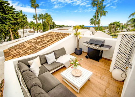 ACOGEDOR ÁTICO DÚPLEX CON VISTAS AL GOLF EN VENTA EN NUEVA ANDALUCÍA