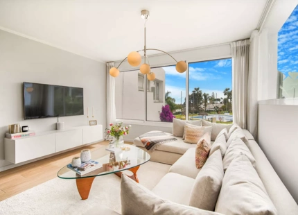 ACOGEDOR ÁTICO DÚPLEX CON VISTAS AL GOLF EN VENTA EN NUEVA ANDALUCÍA