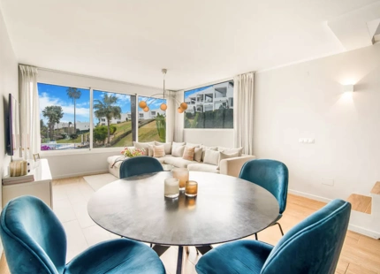 ACOGEDOR ÁTICO DÚPLEX CON VISTAS AL GOLF EN VENTA EN NUEVA ANDALUCÍA