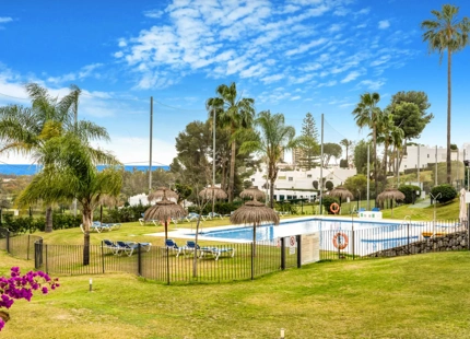 ACOGEDOR ÁTICO DÚPLEX CON VISTAS AL GOLF EN VENTA EN NUEVA ANDALUCÍA