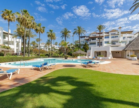 Apartment for sale in Alcazaba Beach, Estepona East